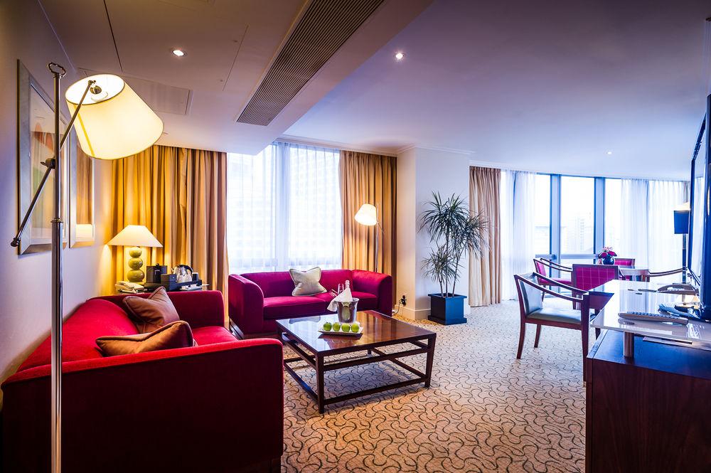 London Marriott Hotel Canary Wharf Екстериор снимка Suite at the Radisson Blu Royal