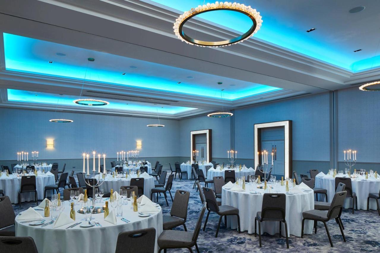London Marriott Hotel Canary Wharf Екстериор снимка The ballroom at the Hilton London Heathrow