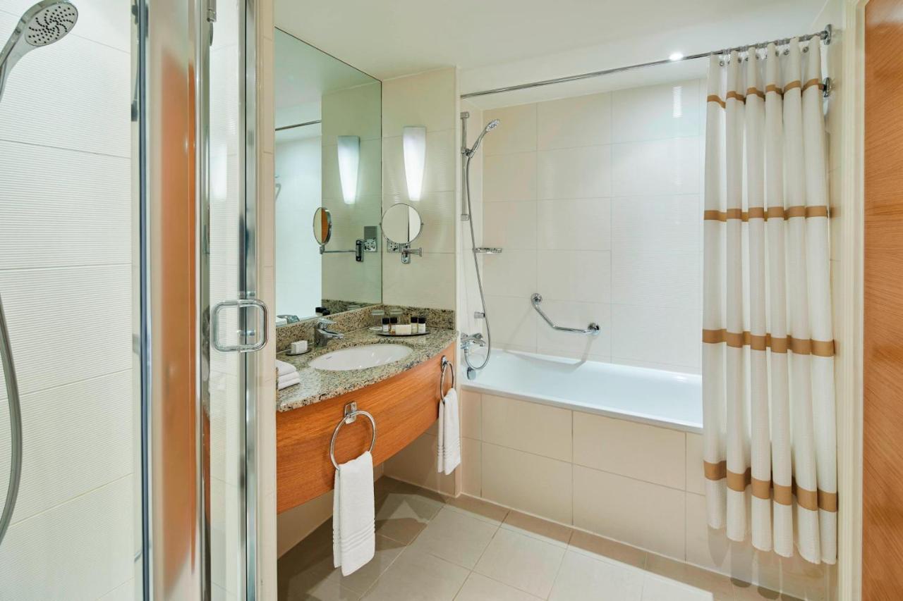 London Marriott Hotel Canary Wharf Екстериор снимка A bathroom in a hotel