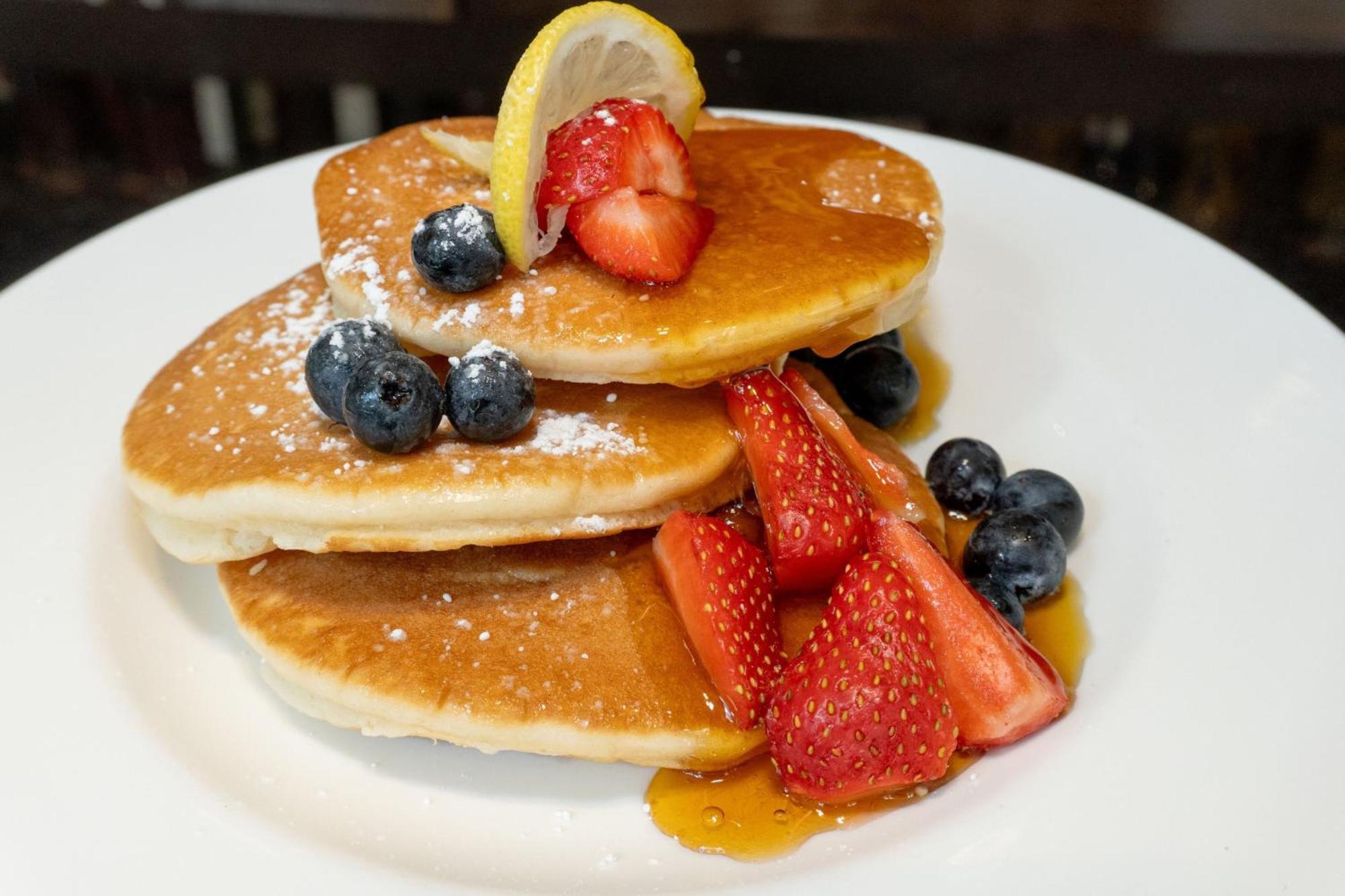 London Marriott Hotel Canary Wharf Екстериор снимка American pancakes with fruit and maple syrup