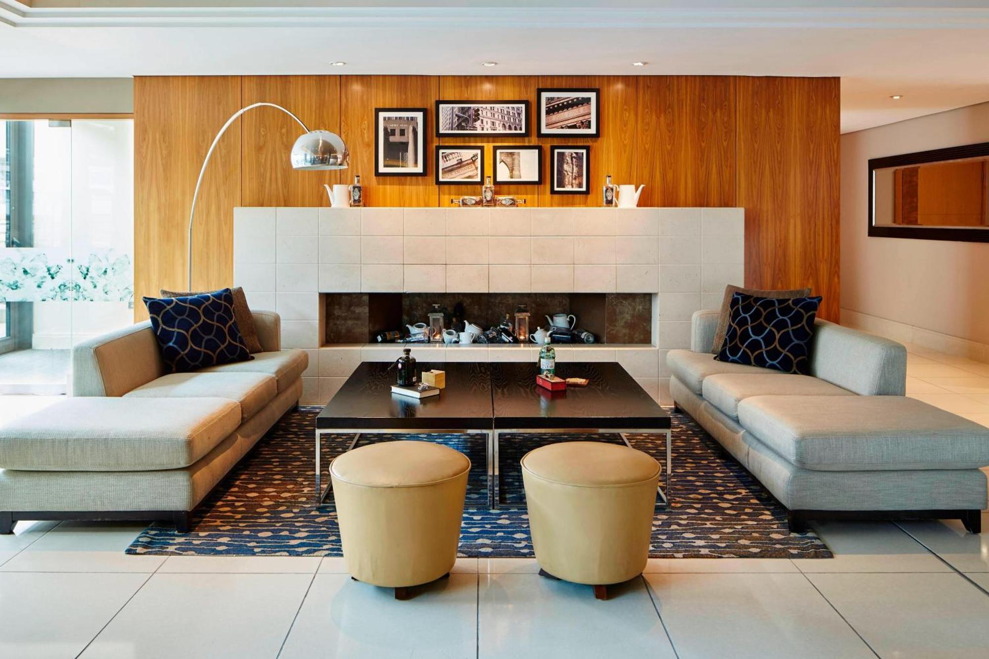 London Marriott Hotel Canary Wharf Екстериор снимка The interior of the lounge