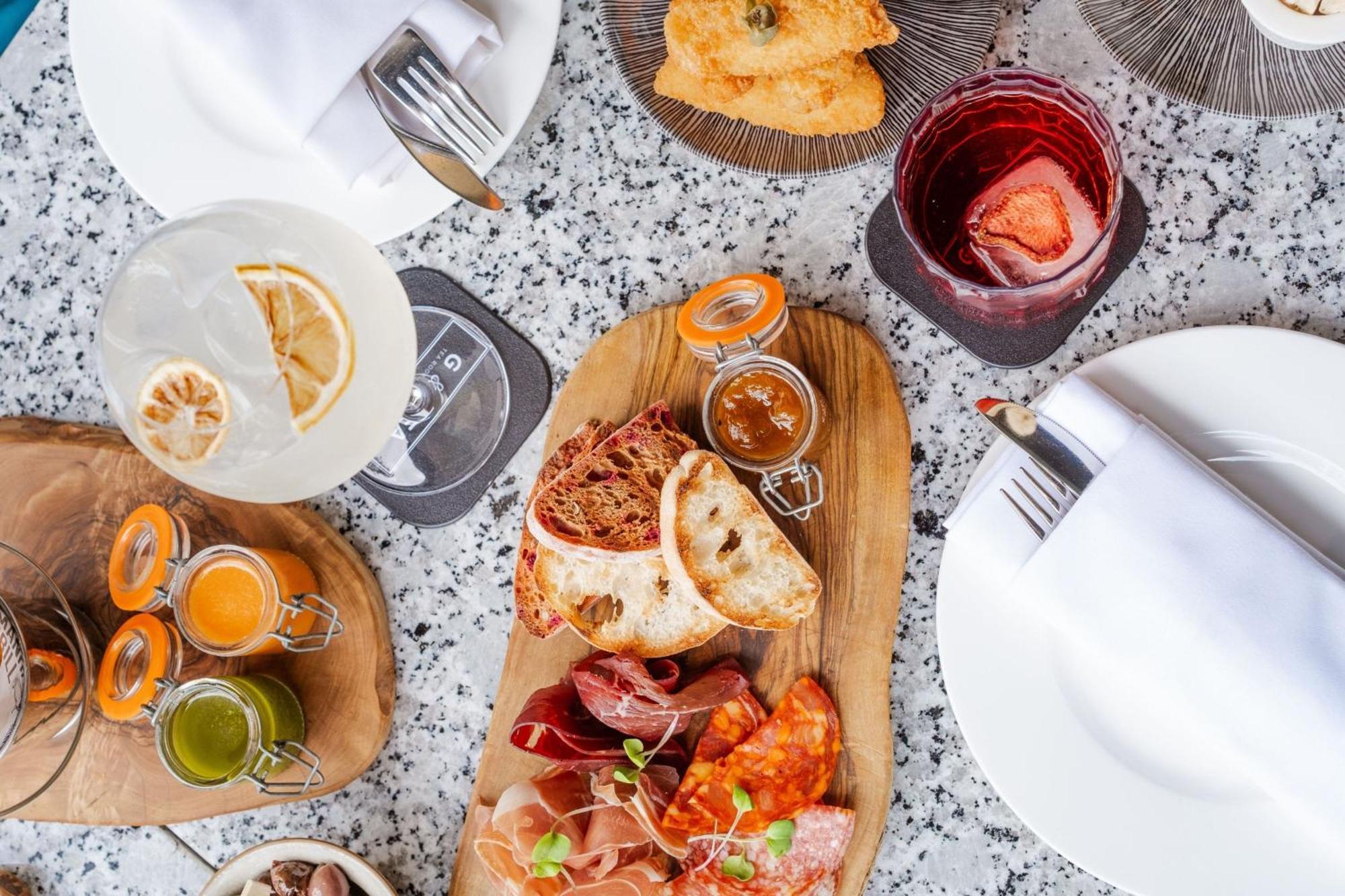 London Marriott Hotel Canary Wharf Екстериор снимка A selection of tapas